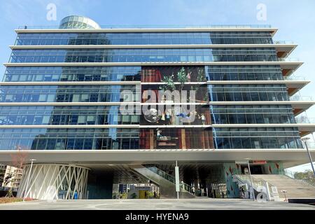 KAOHSIUNG, TAIWAN--18. April 2015: die moderne Fassade des neu gebauten Kaohsiung Main Public Library Stockfoto