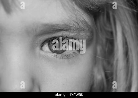 kleines Mädchen Auge in schwarz / weiß Stockfoto