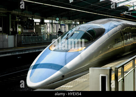 jr500 Shinkansen-Hochgeschwindigkeitszug Ankunft am Bahnhof Shin-Kobe. Kobe. Insel Honshu. Japan Stockfoto