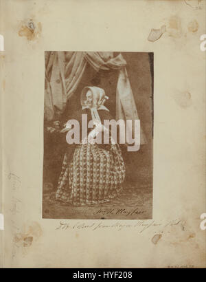 „Mrs. Hugh Playfair“ von Sir Hugh Lyon Playfair ist ein Porträt aus den 1850er Jahren, das eine Frau in formeller Kleidung zeigt, wobei der Fokus auf die komplizierten Details ihrer Kleidung und die realistische Darstellung ihrer Gesichtszüge liegt. Der Stil von Playfair unterstreicht viktorianische Eleganz und Raffinesse. Stockfoto