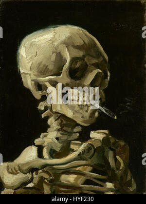 *Kopf eines Skeletts mit brennender Zigarette* von Vincent van Gogh ist eine eindringliche Darstellung von Tod und Verfall. Der Schädel, gepaart mit der Zigarette, bietet einen deutlichen Kommentar über die Unvermeidlichkeit von Tod und menschlicher Sterblichkeit. Stockfoto