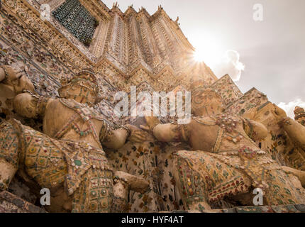 BANGKOK, THAILAND - ca. SEPTEMBER 2014: Detailansicht des Wat Arun, ein beliebtes buddhistischer Tempel in Bangkok Yai Viertel von Bangkok, Thailand, auf den Thon Stockfoto