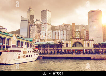 Späten Nachmittag Sonnenuntergang über Central Ferry Pier auf Hong Kong Island mit der downtown Geschäftsviertel im Hintergrund. Mit seiner Edwardian Merkmal Stockfoto