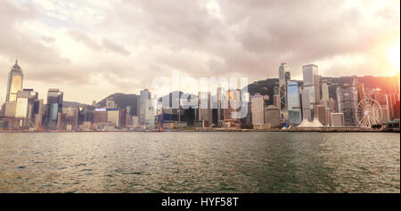 Weitwinkel-Panorama Skyline von Hong Kong der Central District auf Victoria Harbour bei Sonnenuntergang. Angesehen von der Innenstadt von Tsim Sha Tsui auf Hong Kong Island. HDR Stockfoto