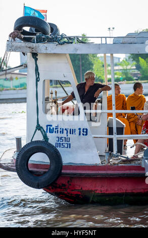 BANGKOK, THAILAND - ca. SEPTEMBER 2014: Typische Fähre auf dem Chao Phraya River in Bangkok Stockfoto