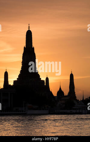 BANGKOK, THAILAND - ca. SEPTEMBER 2014: Wat Arun bei Sonnenuntergang, ist dies ein sehr beliebtes buddhistischer Tempel in Bangkok Yai Viertel von Bangkok, Thailand, auf Stockfoto