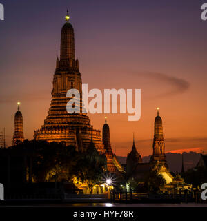 BANGKOK, THAILAND - ca. SEPTEMBER 2014: Wat Arun in der Nacht, das ist ein sehr beliebtes buddhistischer Tempel in Bangkok Yai Viertel von Bangkok, Thailand, auf Stockfoto