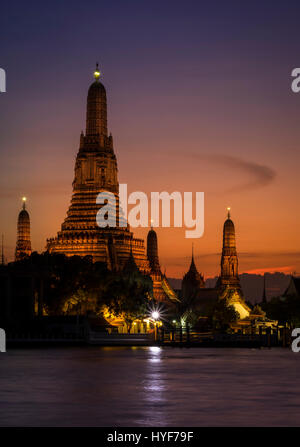 BANGKOK, THAILAND - ca. SEPTEMBER 2014: Wat Arun in der Nacht, das ist ein sehr beliebtes buddhistischer Tempel in Bangkok Yai Viertel von Bangkok, Thailand, auf Stockfoto