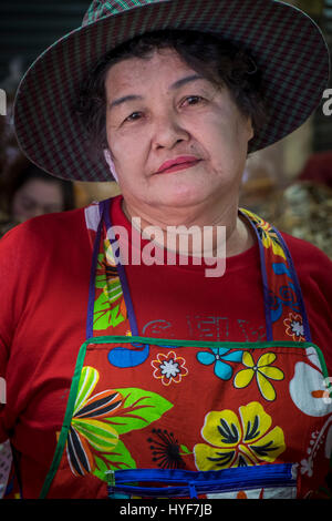 MAE KLONG - SCHMUCKWERSTÄTTEN - ca. SEPTEMBER 2014: Porträt von Thai-Frau, Kaufmann des Eisenbahnmarktes Maeklong Stockfoto