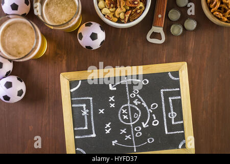 Tisch mit Bier und salzige Snacks für Fußball-Party. Stockfoto