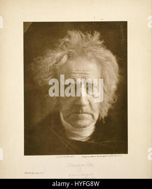 Dieses Porträt von Julia Margaret Cameron zeigt Sir John Frederick William Herschel, einen bekannten englischen Mathematiker, Astronomen und Fotografen. Camerons Foto ist bekannt für ihren intimen und sanften Stil und betont Herschels intellektuelle Gravita und sanften Ausdruck. Stockfoto