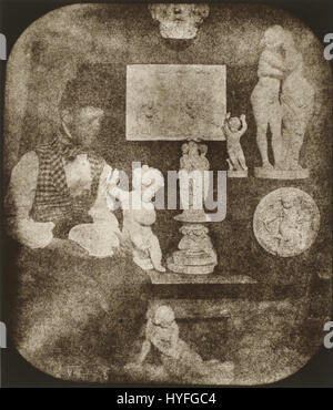 In diesem Werk von Hippolyte Bayard, „Bayard et les statuettes“, erforscht der Künstler das Thema der Skulptur und ihre Beziehung zur fotografischen Darstellung und verbindet Kunstformen. Stockfoto