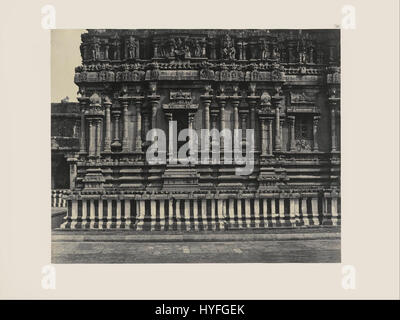 Dieses Foto von Kapitän Linnaeus Kutsche zeigt die große Pagode und die Südfassade einer kleinen Kapelle in Tanjore, Indien. Das Bild wurde Mitte des 19. Jahrhunderts aufgenommen und dokumentiert die Architektur der Region und die historische Bedeutung des Ortes während der britischen Kolonialherrschaft. Stockfoto