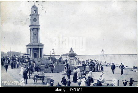 Ein Foto des Uhrenturms in Herne Bay, das sein unverwechselbares Design und seine historische Bedeutung unterstreicht. Der Turm dient als Wahrzeichen in der Küstenstadt und zeigt seine architektonischen Merkmale. Stockfoto