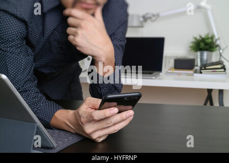 Geschäftsmann, Designer Hand mit Smartphone, Laptop, online-banking Zahlung Kommunikation Netzwerktechnik 4.0, Internet wireless Anwendung Entwickl Stockfoto