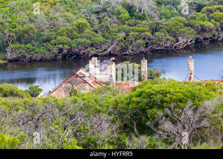 Verfallene Hütte am Ufer des Margaret River, South Western Australien. Stockfoto