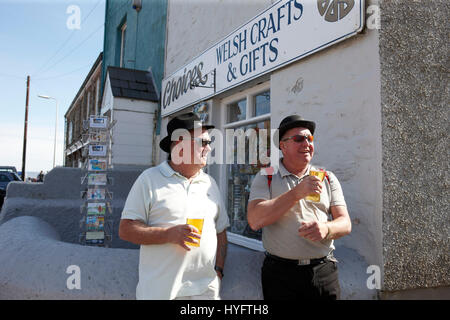 Zwei Männer draußen trinken ein Bier in The Book Festival, Laugharne, Wales Stockfoto