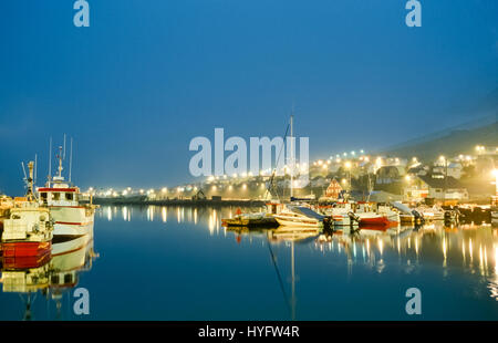 Hafen Fischerboote am Abend mit schönen Lichter. siglufjordur, Island. Stockfoto