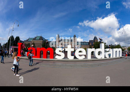 Touristen und Besucher in der Nähe der ich liebe Amsterdam Installation, Rijksmuseum, Amsterdam, Niederlande, Europa Stockfoto