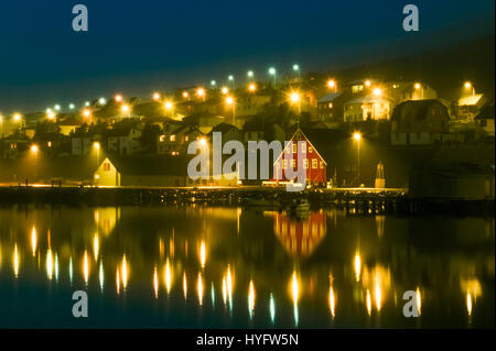 Harbour Village Häuser und Boote. Nacht mit schönen Lichter. Island. Stockfoto