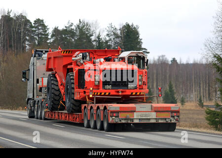 SALO, Finnland - 31. März 2017: Volvo FH von Silvasti schwere transportiert ein Sandvik Muldenkipper für Bergbau entlang der Autobahn, Sicht nach hinten. Stockfoto