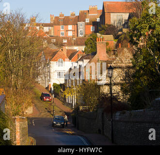 Suche entlang Southover High Street in Richtung Keere Street, Southover, East Sussex, England Stockfoto