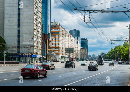 Moskau, Russland - 31. Mai 2015: Leninskij Prospekt vor dem Gewitter. Verkehr vom Stadtzentrum am Rande der Stadt. Es ist 115 m 377ft breit Stockfoto