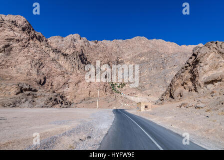 Straße nach Chak Chak (auch buchstabiert als Chek Chek - Englisch: Tropf Tropf) berühmte Dorf im Iran mit den heiligsten Berg Schreine des Zoroastrismus Stockfoto