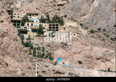 Gebäude des Chak Chak (auch buchstabiert als Chek Chek - Englisch: Tropf Tropf) Dorf im Iran mit den heiligsten der Zoroastrier Berg Schreine Stockfoto