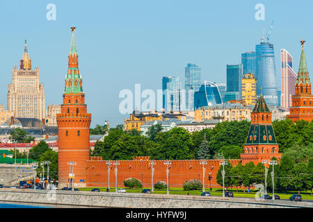 Moskau, Russland - 3. Juni 2015: Die Moskauer Fluss, den Kreml, Wolkenkratzer des Auslandsgeschäfts center Moscow City (rechts) Stockfoto