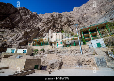 Gesamtansicht des Chak Chak (auch buchstabiert als Chek Chek - Englisch: Tropf Tropf) Dorf im Iran mit den heiligsten Zoroastrian Berg Schreine Stockfoto