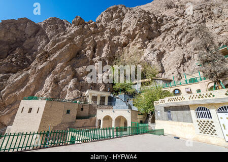 Terrasse in Chak Chak (auch buchstabiert als Chek Chek - Englisch: Tropf Tropf) Dorf im Iran mit den heiligsten Berg Schreine des Zoroastrismus Stockfoto