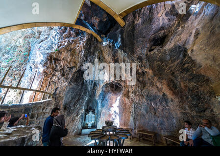 Im Inneren der heiligste der zoroastrischen Berg Tempel in Chak Chak (auch buchstabiert als Chek Chek - Englisch: Tropf Tropf) berühmte Dorf im Iran Stockfoto