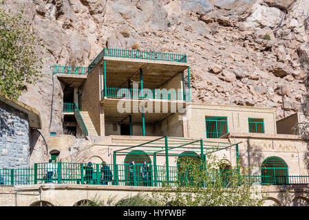 Gebäude in Chak Chak (auch buchstabiert als Chek Chek, Englisch: Tropf Tropf) berühmte Dorf im Iran mit den meisten Heiligen Zoroastrians Berg Schreine Stockfoto