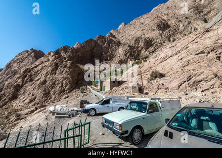 Parkplatz in Chak Chak (auch buchstabiert als Chek Chek - Englisch: Tropf Tropf) berühmte Dorf im Iran mit den meisten Heiligen Zoroastrians Berg Schreine Stockfoto