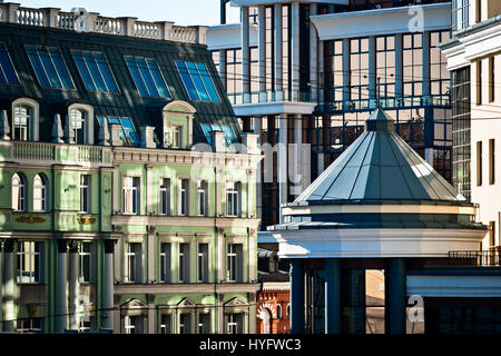 Detailansicht der architektonischen Details des alten und neuen, antiken und modernen Gebäuden an einem sonnigen Sommermorgen. Spiel von Licht und Schatten auf das Haus Stockfoto