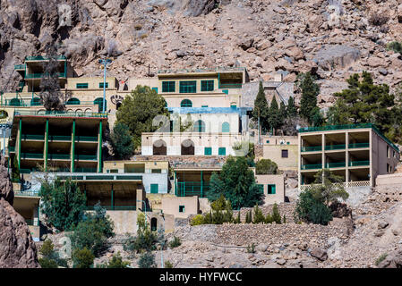 Gebäude des Chak Chak (auch buchstabiert als Chek Chek - Englisch: Tropf Tropf) Dorf im Iran mit den heiligsten der Zoroastrier Berg Schreine Stockfoto