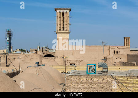 Windtower (Badgir) gesehen von den Dächern der Basar in Yazd, Hauptstadt von Yazd Provinz vom Iran Stockfoto