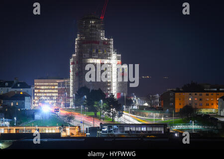 Bild von Paul Slater/PSI - urheberrechtlich geschützt Beckley Bildpunkt Gebäude in Plymouth, Devon bei Nacht während der Bauphase. Stockfoto