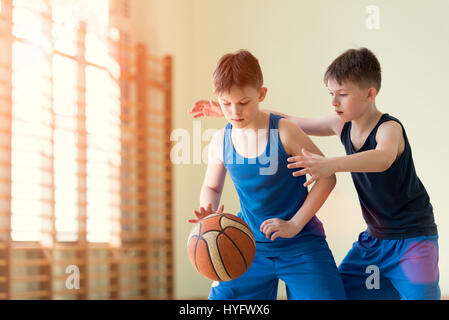 Zwei Jungs spielen Wassersportarten in der Turnhalle Stockfoto