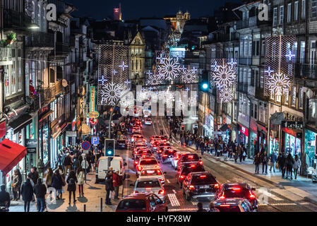 Abends Blick auf Rua Dos Clerigos (Klerus Street) mit Weihnachtsschmuck in Porto Stadt auf der iberischen Halbinsel, zweitgrößte Stadt in Portugal Stockfoto