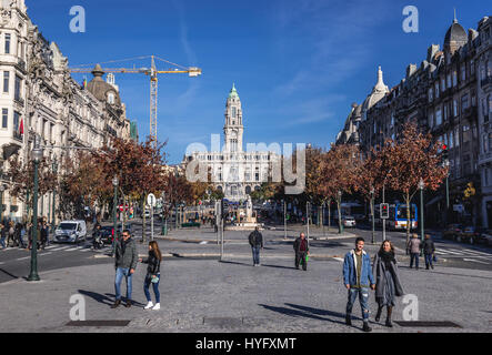 Rathaus von Porto in Porto Stadt auf der iberischen Halbinsel, zweitgrößte Stadt in Portugal von der Avenue der Alliierten (Avenida Dos Aliados) gesehen Stockfoto