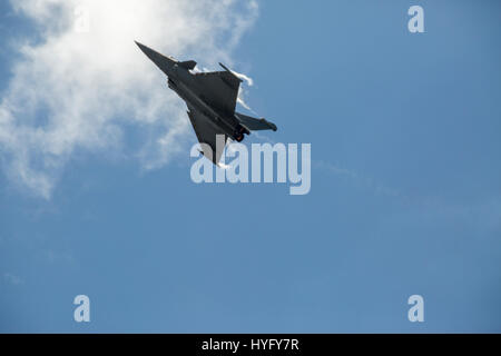 Ein Dassault Rafale Multirole Kämpfer-Flugzeug fliegt auf Langkawi International Maritime und Luft-und Raumfahrt (LIMA) Ausstellung 2017 Stockfoto