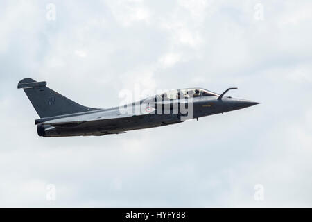 Ein Dassault Rafale Multirole Kämpfer-Flugzeug fliegt auf Langkawi International Maritime und Luft-und Raumfahrt (LIMA) Ausstellung 2017 Stockfoto