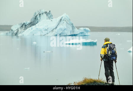 Wandern adventure travel Mann beobachten schwimmenden Eisbergs. arktische Landschaft. Stockfoto