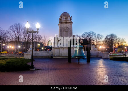 Liberty Bell Replik vor Union Station und Christopher Columbus-Statue in der Nacht - Washington, D.C., USA Stockfoto