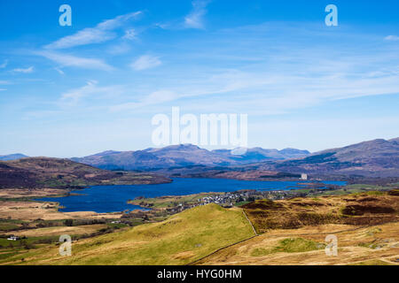 Sicht auf See Llyn Trawsfynydd und Dorf im Snowdonia National Park mit den Bergen im Abstand zum Norden. Trawsfynydd, Gwynedd, Wales, UK, Großbritannien Stockfoto