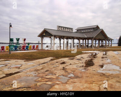 Clayton, New York, USA. 29. März 2017. Kleinen öffentlichen Strand und Pavillon in Clayton, New York, mit Blick auf den Sankt-Lorenz-Strom und die tausend Isla Stockfoto