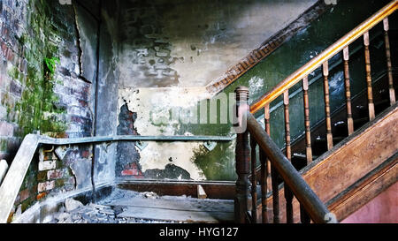 ACCRINGTON LANCASHIRE, ENGLAND: Foto von Fäulnis Treppe mit Licht. Willkommen in der heruntergekommenen Ruine war Großbritanniens größte Conservative Party Club. Sobald für seine großen Ballsaal gefeiert, das einst bis zu 1.000 Personen gehostet, zeigen Bilder, fehlende Dielen, Mauern und Treppen, Räume, die durch Feuer und umfangreiche Vandalismus beschädigt. Von außen macht Accrington Conservative Club Gebäude eine unheimliche Figur im Zentrum der Stadt, in der Nähe von Blackburn im Nordwesten von England. Eine lokale Veröffentlichung unter dem Namen James Cole (nicht sein richtiger Name) hatte das Glück, t zu entdecken Stockfoto