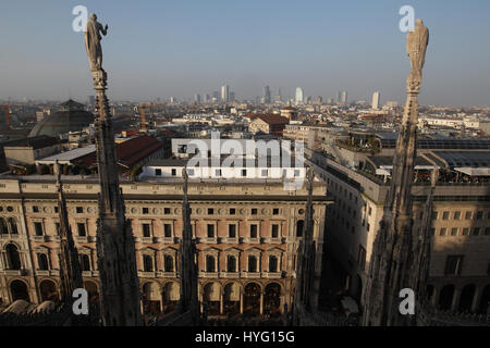 Blick von Mailand vom Dach des Duomo di Milano. Die gotische Kathedrale ist die größte Kirche in Italien. Stockfoto